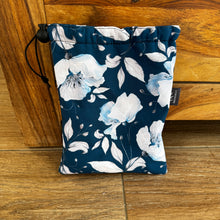 Lade das Bild in den Galerie-Viewer, Sporenbeutel Softshell - blaue Blumen