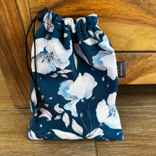 Lade das Bild in den Galerie-Viewer, Sporenbeutel Softshell - blaue Blumen