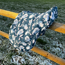 Lade das Bild in den Galerie-Viewer, Sattelschoner Softshell - blaue Blumen