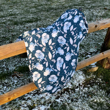 Lade das Bild in den Galerie-Viewer, Sattelschoner Softshell - blaue Blumen