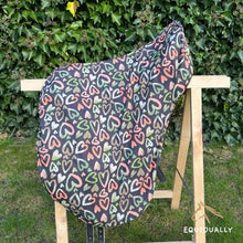 Lade das Bild in den Galerie-Viewer, Shetty-Sattelschoner Softshell - Herzen