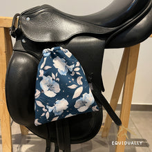 Lade das Bild in den Galerie-Viewer, Steigbügelschoner Softshell - blaue Blumen