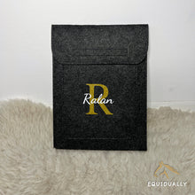 Lade das Bild in den Galerie-Viewer, Equidenpasshülle aus Filz - Initiale individually