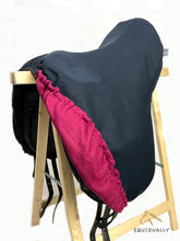 Lade das Bild in den Galerie-Viewer, Sattelschoner Fleece - berry/navy