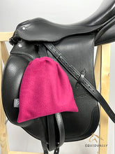 Lade das Bild in den Galerie-Viewer, Steigbügelschoner Fleece - berry