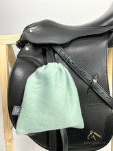 Lade das Bild in den Galerie-Viewer, Steigbügelschoner Fleece - salbei
